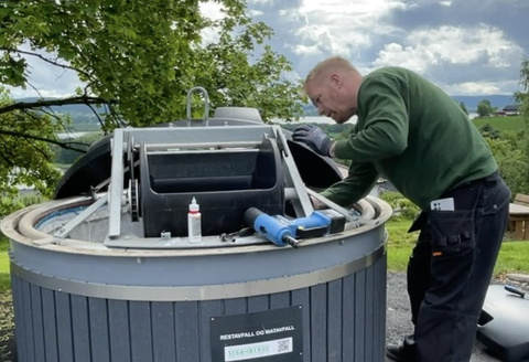 Service av delvis nedgravd avfallscontainer Molok